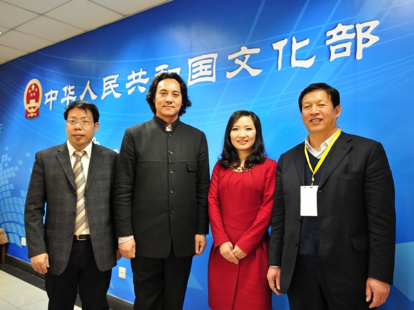  2012年2月10日下午14时30分，文化部非物质文化遗产司副司长马盛德，中国艺术研究院研究员邱春林，国家级非物质文化遗产项目代表性传承人郭俊陆，接受文化部政府门户网站专访，就“中国非物质文化遗产生产性保护成果大展”有关情况与网友在线交流。图为主持人与嘉宾合影。文化部政府门户网站记者杨倩 摄。