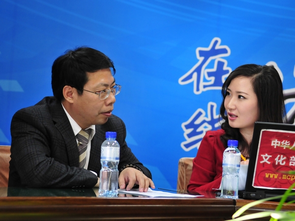  2012年2月10日下午14时30分，文化部非物质文化遗产司副司长马盛德，中国艺术研究院研究员邱春林，国家级非物质文化遗产项目代表性传承人郭俊陆，接受文化部政府门户网站专访，就“中国非物质文化遗产生产性保护成果大展”有关情况与网友在线交流。图为中国艺术研究院研究员邱春林。文化部政府门户网站记者杨倩 摄。
