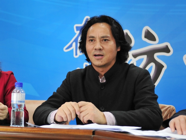  2012年2月10日下午14时30分，文化部非物质文化遗产司副司长马盛德，中国艺术研究院研究员邱春林，国家级非物质文化遗产项目代表性传承人郭俊陆，接受文化部政府门户网站专访，就“中国非物质文化遗产生产性保护成果大展”有关情况与网友在线交流。图为文化部非物质文化遗产司副司长马盛德。文化部政府门户网站记者杨倩 摄。
