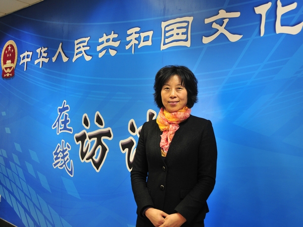  2012年12月5日，文化部公共文化司副巡视员孙凌平，辽宁省文化厅社会文化处处长康尔平，天津市和平文化宫主任张书珍，文化部民族民间文艺发展中心副调研员王学文,接受文化部政府门户网站专访，就文化志愿服务工作有关情况与网友在线交流。图为天津市和平文化宫主任张书珍现场留影。文化部政府门户网站杨倩 摄。
