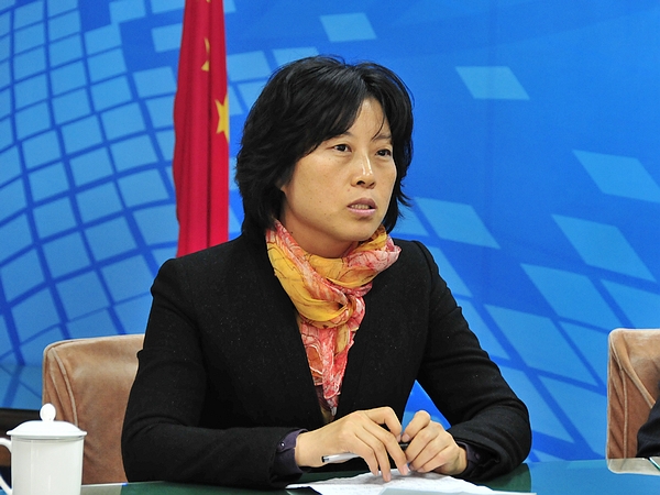  2012年12月5日，文化部公共文化司副巡视员孙凌平，辽宁省文化厅社会文化处处长康尔平，天津市和平文化宫主任张书珍，文化部民族民间文艺发展中心副调研员王学文接受文化部政府门户网站专访，就文化志愿服务工作有关情况与网友在线交流。图为天津市和平文化宫主任张书珍。文化部政府门户网站杨倩 摄。