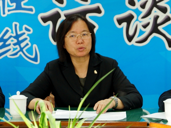  2012年12月5日，文化部公共文化司副巡视员孙凌平，辽宁省文化厅社会文化处处长康尔平，天津市和平文化宫主任张书珍，文化部民族民间文艺发展中心副调研员王学文接受文化部政府门户网站专访，就文化志愿服务工作有关情况与网友在线交流。图为文化部公共文化司副巡视员孙凌平。文化部政府门户网站杨倩 摄。