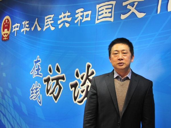  2012年12月5日，文化部公共文化司副巡视员孙凌平，辽宁省文化厅社会文化处处长康尔平，天津市和平文化宫主任张书珍，文化部民族民间文艺发展中心副调研员王学文接受文化部政府门户网站专访，就文化志愿服务工作有关情况与网友在线交流。图为辽宁省文化厅社会文化处处长康尔平现场留影。文化部政府门户网站杨倩 摄。