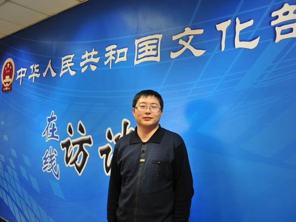  2012年12月5日，文化部公共文化司副巡视员孙凌平，辽宁省文化厅社会文化处处长康尔平，天津市和平文化宫主任张书珍，文化部民族民间文艺发展中心副调研员王学文接受文化部政府门户网站专访，就文化志愿服务工作有关情况与网友在线交流。图为文化部民族民间文艺发展中心副研究员王学文现场留影。文化部政府门户网站杨倩 摄。