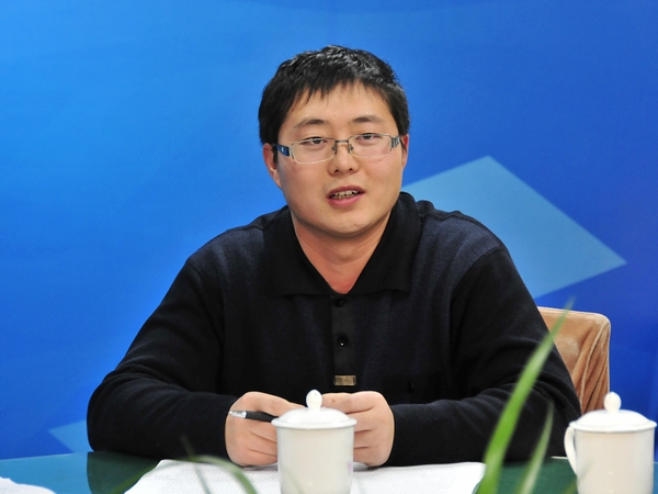  2012年12月5日，文化部公共文化司副巡视员孙凌平，辽宁省文化厅社会文化处处长康尔平，天津市和平文化宫主任张书珍，文化部民族民间文艺发展中心副调研员王学文接受文化部政府门户网站专访，就文化志愿服务工作有关情况与网友在线交流。图为文化部民族民间文艺发展中心副调研员王学文。文化部政府门户网站杨倩 摄。