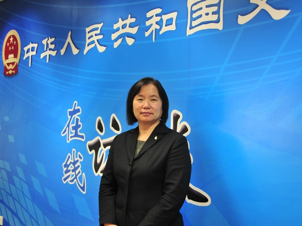 2012年12月5日，文化部公共文化司副巡视员孙凌平，辽宁省文化厅社会文化处处长康尔平，天津市和平文化宫主任张书珍，文化部民族民间文艺发展中心副调研员王学文接受文化部政府门户网站专访，就文化志愿服务工作有关情况与网友在线交流。图为文化部公共文化司副巡视员孙凌平现场留影。文化部政府门户网站杨倩 摄。