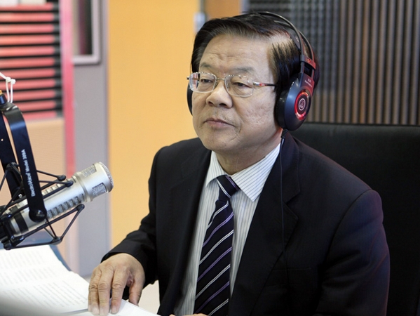 2013年3月13日13时，文化部部长蔡武做客中央人民广播电台中国之声两会特别节目《做客中央台》，回应热点问题，传递国家温度。图为文化部部长蔡武做客中央台直播间