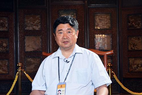  2015年6月11日10:00，全国政协委员、文化部党组成员、故宫博物院院长单霁翔在故宫博物院接受人民网强国论坛的专访，访谈主题：与紫禁城600年的约定：创“平安”故宫 护博物院“尊严”。图为全国政协委员、文化部党组成员、故宫博物院院长单霁翔。