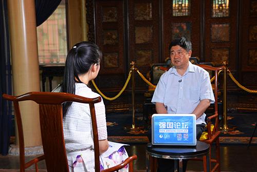  2015年6月11日10:00，全国政协委员、文化部党组成员、故宫博物院院长单霁翔在故宫博物院接受人民网强国论坛的专访，访谈主题：与紫禁城600年的约定：创“平安”故宫 护博物院“尊严”。图为全国政协委员、文化部党组成员、故宫博物院院长单霁翔接受主持人访问。