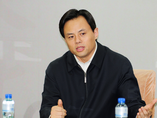  2010年2月4日15时，文化部社会文化司司长于群，“大地情深”活动总导演顾夏阳和山西孝义碗碗腔《人偶情》演员武兴接受文化部政府门户网站访谈，就“大地情深”——全国城乡基层群众小戏小品展演活动有关情况与网友在线交流，并回答网民提问。图为文化部社会文化司司长于群回答网友提问。文化部政府门户网站易硕 摄