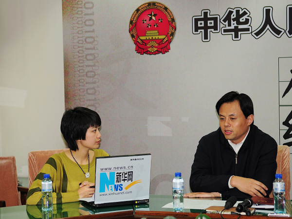 2010年2月4日15时，文化部社会文化司司长于群，“大地情深”活动总导演顾夏阳和山西孝义碗碗腔《人偶情》演员武兴接受文化部政府门户网站访谈，就“大地情深”——全国城乡基层群众小戏小品展演活动有关情况与网友在线交流，并回答网民提问。图为文化部社会文化司司长于群在访谈现场回答主持人提问。文化部政府门户网站易硕 摄