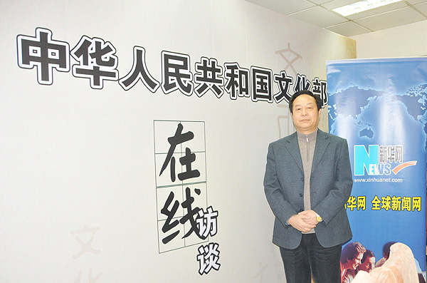  2010年2月4日15时，文化部社会文化司司长于群，“大地情深”活动总导演顾夏阳和山西孝义碗碗腔《人偶情》演员武兴接受文化部政府门户网站访谈，就“大地情深”——全国城乡基层群众小戏小品展演活动有关情况与网友在线交流，并回答网民提问。图为“大地情深”活动总导演顾夏阳在访谈现场留影。文化部政府门户网站易硕 摄