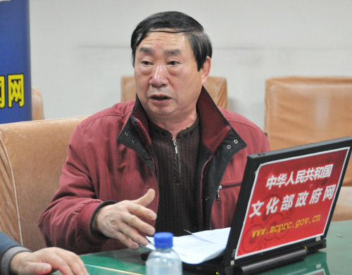  2010年2月4日15时，文化部社会文化司司长于群，“大地情深”活动总导演顾夏阳和山西孝义碗碗腔《人偶情》演员武兴接受文化部政府门户网站访谈，就“大地情深”——全国城乡基层群众小戏小品展演活动有关情况与网友在线交流，并回答网民提问。图为山西孝义碗碗腔《人偶情》演员武兴回答网友提问。文化部政府门户网站易硕 摄