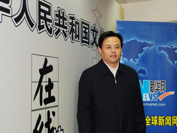  2010年2月4日15时，文化部社会文化司司长于群，“大地情深”活动总导演顾夏阳和山西孝义碗碗腔《人偶情》演员武兴接受文化部政府门户网站访谈，就“大地情深”——全国城乡基层群众小戏小品展演活动有关情况与网友在线交流，并回答网民提问。图为文化部社会文化司司长于群在访谈现场。文化部政府门户网站易硕 摄