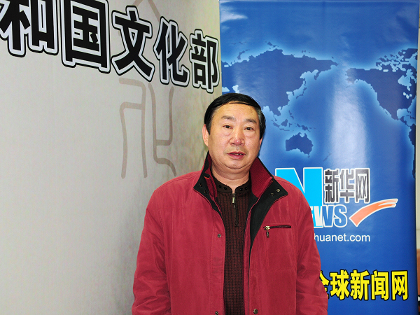  2010年2月4日15时，文化部社会文化司司长于群，“大地情深”活动总导演顾夏阳和山西孝义碗碗腔《人偶情》演员武兴接受文化部政府门户网站访谈，就“大地情深”——全国城乡基层群众小戏小品展演活动有关情况与网友在线交流，并回答网民提问。图为山西孝义碗碗腔《人偶情》演员武兴在访谈现场。文化部政府门户网站易硕 摄