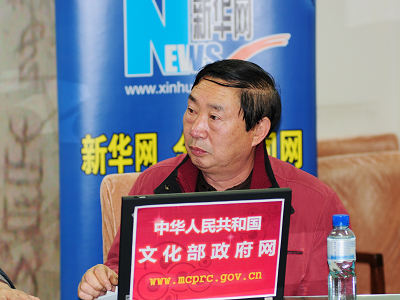  2010年2月4日15时，文化部社会文化司司长于群，“大地情深”活动总导演顾夏阳和山西孝义碗碗腔《人偶情》演员武兴接受文化部政府门户网站访谈，就“大地情深”——全国城乡基层群众小戏小品展演活动有关情况与网友在线交流，并回答网民提问。图为山西孝义碗碗腔《人偶情》演员武兴在访谈现场回答主持人提问。文化部政府门户网站易硕 摄