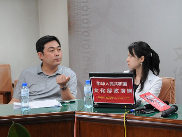  2010年6月28日，文化部文化市场司娱乐演出艺术品市场管理处处长李蕊，中国演出家协会秘书长朱克宁，中国国际文化艺术公司总经理江凌，北京市文化市场执法总队法制处处长沈睿，接受文化部政府门户网站访谈，就“演艺群星反假唱联合行动”的有关情况与网友在线交流。图为北京市文化市场执法总队法制处处长沈睿回答主持人提问。文化部政府门户网站易硕摄。