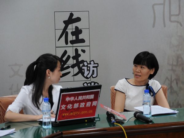  2010年6月28日，文化部文化市场司娱乐演出艺术品市场管理处处长李蕊，中国演出家协会秘书长朱克宁，中国国际文化艺术公司总经理江凌，北京市文化市场执法总队法制处处长沈睿，接受文化部政府门户网站访谈，就“演艺群星反假唱联合行动”的有关情况与网友在线交流。图为文化部文化市场司娱乐演出艺术品市场管理处处长李蕊现场回答主持人提问。文化部政府门户网站易硕摄。
