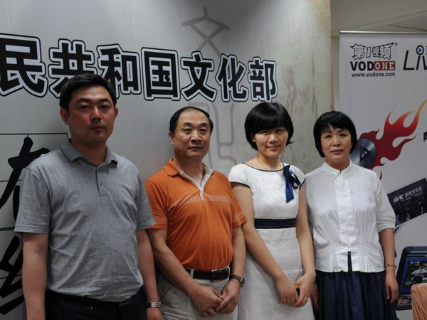  2010年6月28日，文化部文化市场司娱乐演出艺术品市场管理处处长李蕊，中国演出家协会秘书长朱克宁，中国国际文化艺术公司总经理江凌，北京市文化市场执法总队法制处处长沈睿，接受文化部政府门户网站访谈，就“演艺群星反假唱联合行动”的有关情况与网友在线交流。图为嘉宾在访谈现场合影。文化部政府门户网站易硕摄。