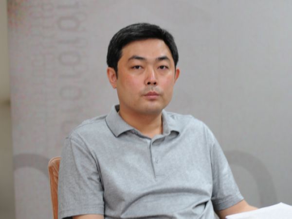  2010年6月28日，文化部文化市场司娱乐演出艺术品市场管理处处长李蕊，中国演出家协会秘书长朱克宁，中国国际文化艺术公司总经理江凌，北京市文化市场执法总队法制处处长沈睿，接受文化部政府门户网站访谈，就“演艺群星反假唱联合行动”的有关情况与网友在线交流。图为北京市文化市场执法总队法制处处长沈睿回答网友提问。文化部政府门户网站易硕摄。