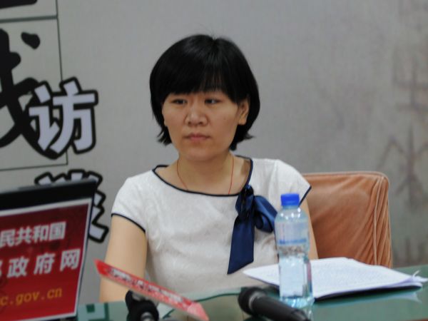 2010年6月28日，文化部文化市场司娱乐演出艺术品市场管理处处长李蕊，中国演出家协会秘书长朱克宁，中国国际文化艺术公司总经理江凌，北京市文化市场执法总队法制处处长沈睿，接受文化部政府门户网站访谈，就“演艺群星反假唱联合行动”的有关情况与网友在线交流。图为 文化部文化市场司娱乐演出艺术品市场管理处处长李蕊回答网友提问。文化部政府门户网站易硕摄。