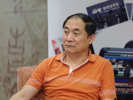  2010年6月28日，文化部文化市场司娱乐演出艺术品市场管理处处长李蕊，中国演出家协会秘书长朱克宁，中国国际文化艺术公司总经理江凌，北京市文化市场执法总队法制处处长沈睿，接受文化部政府门户网站访谈，就“演艺群星反假唱联合行动”的有关情况与网友在线交流。图为中国演出家协会秘书长朱克宁现场回答网友提问。文化部政府门户网站易硕摄。