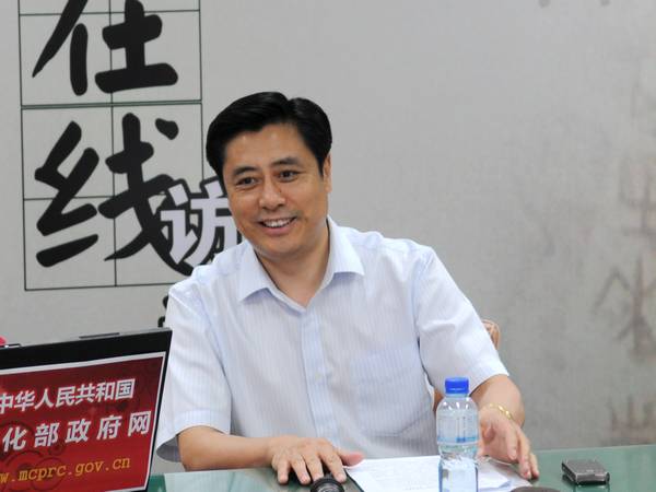  2010年6月30日，文化部艺术司司长董伟，河南小皇后豫剧团团长、豫剧表演艺术家王红丽，山西清徐县嫦娥文化艺术有限公司董事长、晋剧表演艺术家胡嫦娥，北京松雷国际文化创业产业集团副总裁、《蝶》艺术总监李盾,接受文化部政府门户网站专访，就“首届全国民营艺术院团优秀剧目展演”系列活动的有关情况与网友在线交流。图为文化部艺术司司长董伟回答网友提问。文化部政府门户网站 陈静 摄。