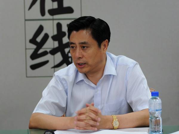 2010年6月30日，文化部艺术司司长董伟，河南小皇后豫剧团团长、豫剧表演艺术家王红丽，山西清徐县嫦娥文化艺术有限公司董事长、晋剧表演艺术家胡嫦娥，北京松雷国际文化创业产业集团副总裁、《蝶》艺术总监李盾,接受文化部政府门户网站专访，就“首届全国民营艺术院团优秀剧目展演”系列活动的有关情况与网友在线交流。图为文化部艺术司司长董伟回答主持人提问。文化部政府门户网站 陈静 摄。
