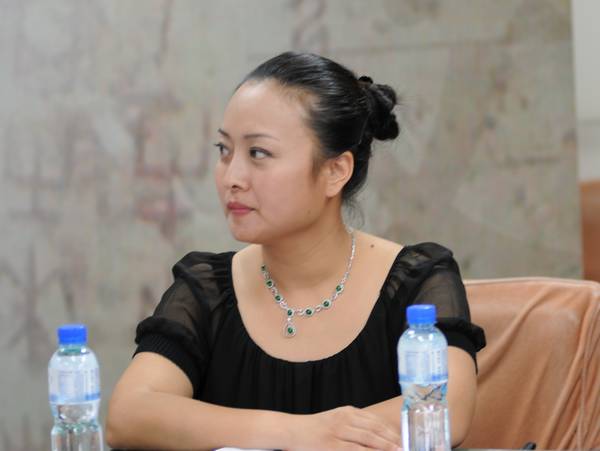  2010年6月30日，文化部艺术司司长董伟，河南小皇后豫剧团团长、豫剧表演艺术家王红丽，山西清徐县嫦娥文化艺术有限公司董事长、晋剧表演艺术家胡嫦娥，北京松雷国际文化创业产业集团副总裁、《蝶》艺术总监李盾,接受文化部政府门户网站专访，就“首届全国民营艺术院团优秀剧目展演”系列活动的有关情况与网友在线交流。图为河南小皇后豫剧团团长、豫剧表演艺术家王红丽听取主持人提问。文化部政府门户网站 陈静 摄。