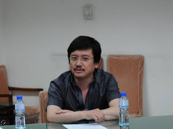  2010年6月30日，文化部艺术司司长董伟，河南小皇后豫剧团团长、豫剧表演艺术家王红丽，山西清徐县嫦娥文化艺术有限公司董事长、晋剧表演艺术家胡嫦娥，北京松雷国际文化创业产业集团副总裁、《蝶》艺术总监李盾,接受文化部政府门户网站专访，就“首届全国民营艺术院团优秀剧目展演”系列活动的有关情况与网友在线交流。图为北京松雷国际文化创业产业集团副总裁、《蝶》艺术总监李盾回答主持人提问。文化部政府门户网站 陈静 摄。