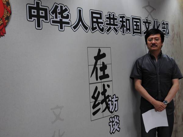  2010年6月30日，文化部艺术司司长董伟，河南小皇后豫剧团团长、豫剧表演艺术家王红丽，山西清徐县嫦娥文化艺术有限公司董事长、晋剧表演艺术家胡嫦娥，北京松雷国际文化创业产业集团副总裁、《蝶》艺术总监李盾,接受文化部政府门户网站专访，就“首届全国民营艺术院团优秀剧目展演”系列活动的有关情况与网友在线交流。图为北京松雷国际文化创业产业集团副总裁、《蝶》艺术总监李盾访谈现场留影。文化部政府门户网站 陈静 摄。