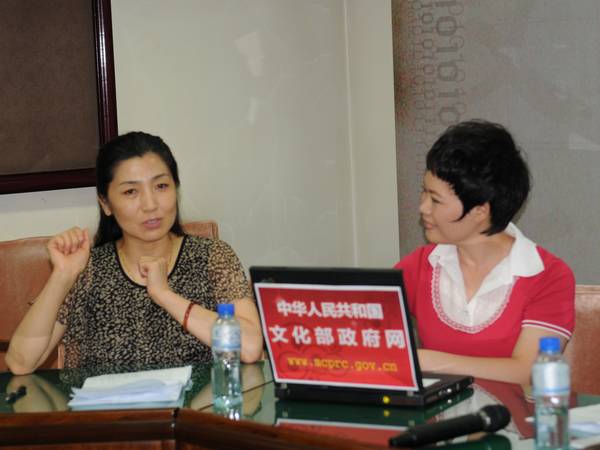  2010年6月30日，文化部艺术司司长董伟，河南小皇后豫剧团团长、豫剧表演艺术家王红丽，山西清徐县嫦娥文化艺术有限公司董事长、晋剧表演艺术家胡嫦娥，北京松雷国际文化创业产业集团副总裁、《蝶》艺术总监李盾,接受文化部政府门户网站专访，就“首届全国民营艺术院团优秀剧目展演”系列活动的有关情况与网友在线交流。图为山西清徐县嫦娥文化艺术有限公司董事长、晋剧表演艺术家胡嫦娥回答主持人提问。文化部政府门户网站 陈静 摄。