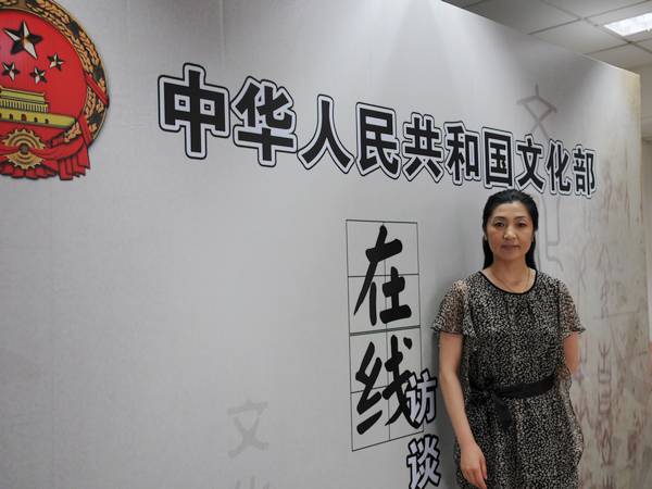 2010年6月30日，文化部艺术司司长董伟，河南小皇后豫剧团团长、豫剧表演艺术家王红丽，山西清徐县嫦娥文化艺术有限公司董事长、晋剧表演艺术家胡嫦娥，北京松雷国际文化创业产业集团副总裁、《蝶》艺术总监李盾,接受文化部政府门户网站专访，就“首届全国民营艺术院团优秀剧目展演”系列活动的有关情况与网友在线交流。图为山西清徐县嫦娥文化艺术有限公司董事长、晋剧表演艺术家胡嫦娥访谈现场留影。文化部政府门户网站 陈静 摄。