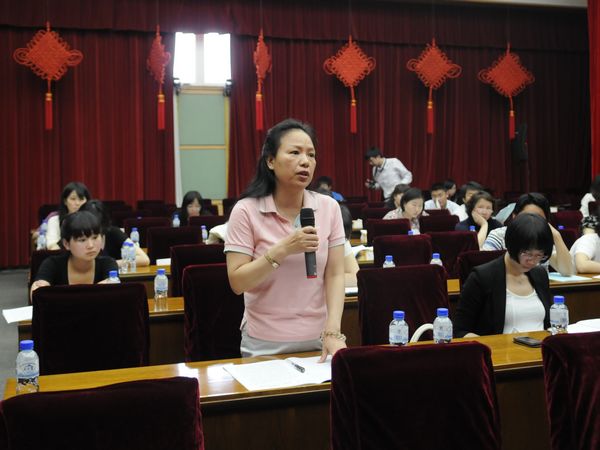  文化部于2011年5月18日10时举行新闻发布会，介绍2011年中国•嘉兴端午民俗文化节有关情况，并答记者问。图为法制日报记者提问。文化部政府门户网站 陈静 摄