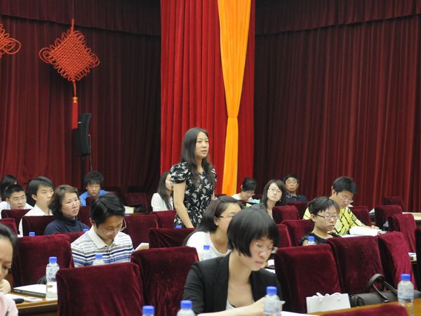  文化部于2011年5月18日10时举行新闻发布会，介绍2011年中国•嘉兴端午民俗文化节有关情况，并答记者问。图为中国日报记者提问。文化部政府门户网站 陈静 摄