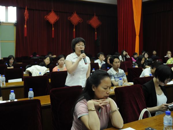  文化部于2011年5月18日10时举行新闻发布会，介绍2011年中国•嘉兴端午民俗文化节有关情况，并答记者问。图为大公报记者提问。文化部政府门户网站 陈静 摄