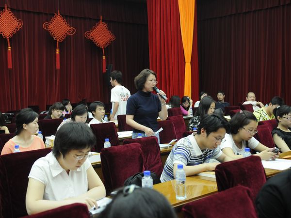  文化部于2011年5月18日10时举行新闻发布会，介绍2011年中国•嘉兴端午民俗文化节有关情况，并答记者问。图为中国旅游报记者提问。文化部政府门户网站 陈静 摄