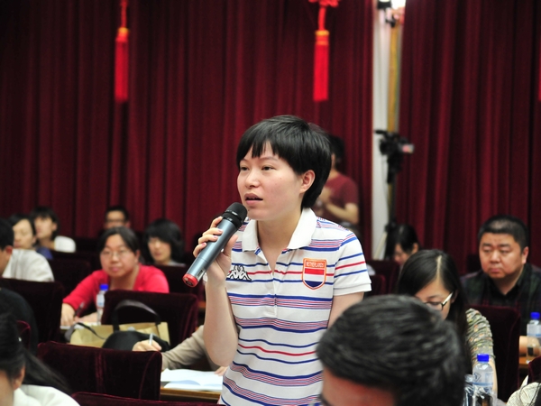    2012年5月14日下午15时，文化部举行新闻发布会介绍十七大以来我国对外文化、对港澳台文化工作所取得的伟大成就，并答记者问。图为人民网记者现场提问。文化部政府门户网站记者杨倩 摄。