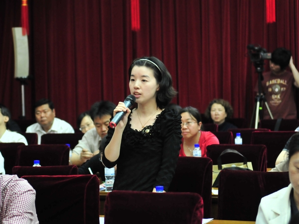    2012年5月14日下午15时，文化部举行新闻发布会介绍十七大以来我国对外文化、对港澳台文化工作所取得的伟大成就，并答记者问。图为中国国际广播电台记者现场提问。文化部政府门户网站记者杨倩 摄。