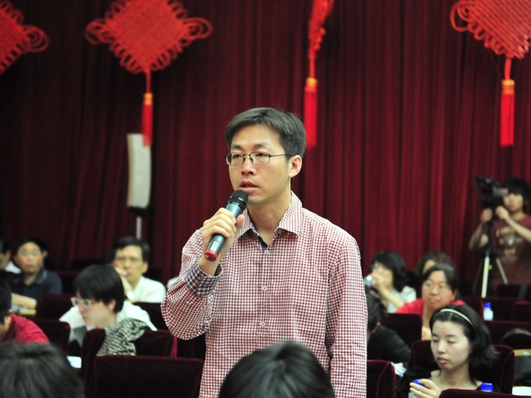  2012年5月14日下午15时，文化部举行新闻发布会介绍十七大以来我国对外文化、对港澳台文化工作所取得的伟大成就，并答记者问。图为中国日报记者现场提问。文化部政府门户网站记者杨倩 摄。