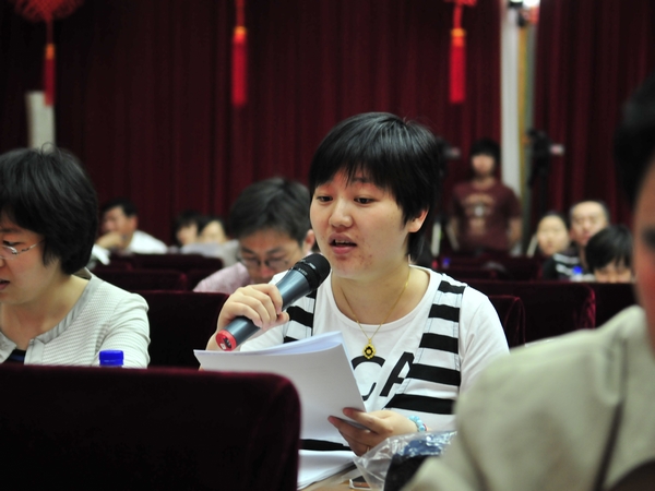  2012年5月14日下午15时，文化部举行新闻发布会介绍十七大以来我国对外文化、对港澳台文化工作所取得的伟大成就，并答记者问。图为香港文汇报记者现场提问。文化部政府门户网站记者杨倩 摄。