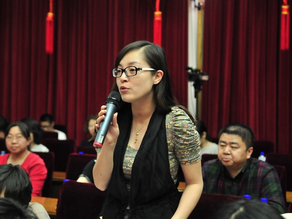    2012年5月14日下午15时，文化部举行新闻发布会介绍十七大以来我国对外文化、对港澳台文化工作所取得的伟大成就，并答记者问。图为新华社记者现场提问。文化部政府门户网站记者杨倩 摄。
