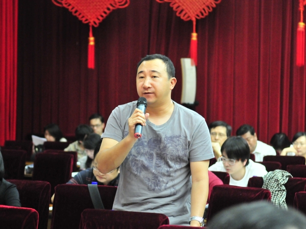  2012年5月14日下午15时，文化部举行新闻发布会介绍十七大以来我国对外文化、对港澳台文化工作所取得的伟大成就，并答记者问。图为千龙网记者现场提问。文化部政府门户网站记者杨倩 摄。