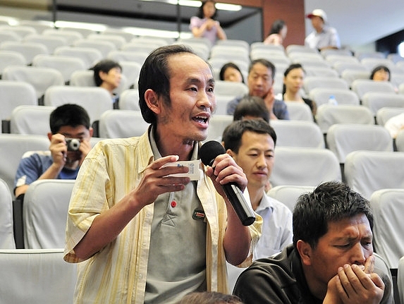 2012年6月9日至18日，文化部2012年“文化遗产日”主题活动——“中国非物质文化遗产保护讲座周”在国家图书馆举办。11日下午14时，第三讲《中国传统戏剧与民俗的依存关系》在国家图书馆总馆北区学津堂举行。图为现场群众提问。文化部政府门户网站记者杨倩 摄。