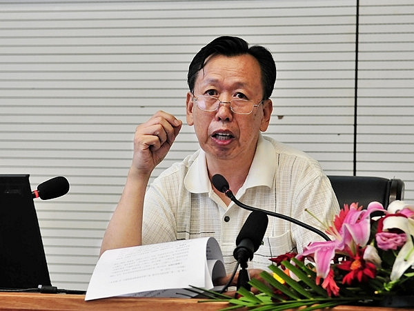 2012年6月9日至18日，文化部2012年“文化遗产日”主题活动——“中国非物质文化遗产保护讲座周”在国家图书馆举办。11日下午14时，第三讲《中国传统戏剧与民俗的依存关系》在国家图书馆总馆北区学津堂举行。图为主讲人中国艺术研究院戏曲研究所副所长、研究员刘文峰。 文化部政府门户网站记者杨倩 摄。