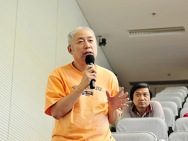  2012年6月9日至18日，文化部2012年“文化遗产日”主题活动——“中国非物质文化遗产保护讲座周”在国家图书馆举办。11日下午14时，第三讲《中国传统戏剧与民俗的依存关系》在国家图书馆总馆北区学津堂举行。图为现场群众提问。文化部政府门户网站记者杨倩 摄。