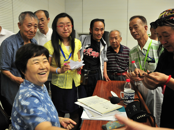    2012年6月9日至18日，文化部2012年“文化遗产日”主题活动——“中国非物质文化遗产保护讲座周”在国家图书馆举办。18日下午14时，第十讲《依法保护、科学保护非物质文化遗产》在国家图书馆总馆北区学津堂举行。图为主讲人原文化部社会文化司副巡视员、国家非物质文化遗产保护工作专家委员会副主任委员周小璞。 文化部政府门户网站记者马思伟 摄。