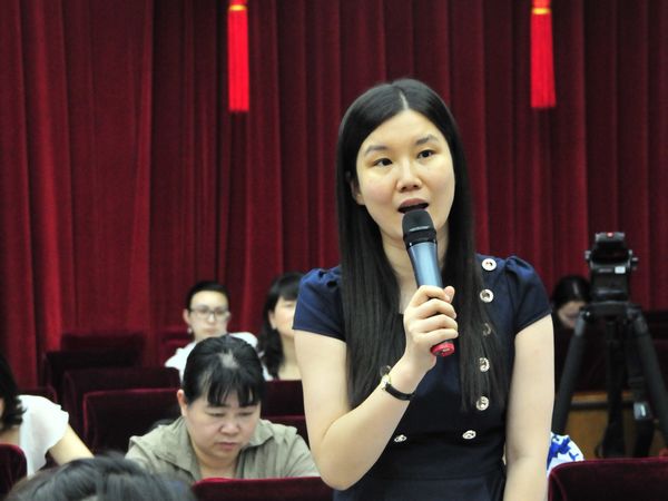  2012年6月19日上午10时，文化部举行新闻发布会，介绍第五届中国昆剧艺术节、第五届中国苏州评弹艺术节及第四届中国非物质文化遗产保护·苏州论坛的有关情况，并答记者问。图为《经济日报》记者现场提问。文化部政府门户网站马思伟 摄。