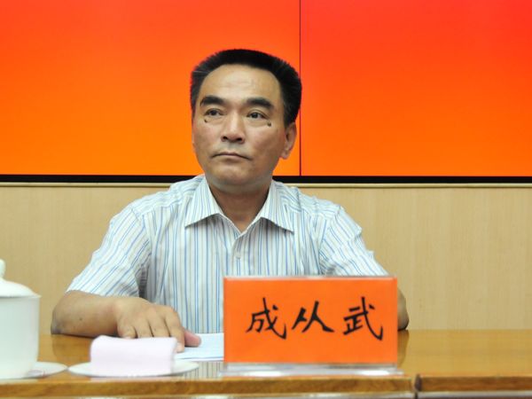  2012年6月19日上午10时，文化部举行新闻发布会，介绍第五届中国昆剧艺术节、第五届中国苏州评弹艺术节及第四届中国非物质文化遗产保护·苏州论坛的有关情况，并答记者问。图为苏州市文联主席成从武回答记者问题。文化部政府门户网站马思伟 摄。