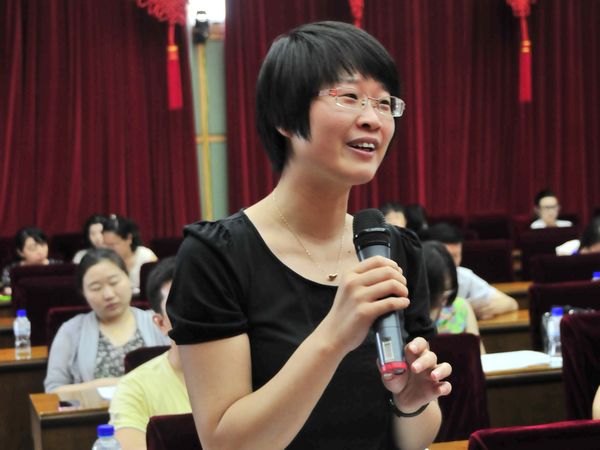  2012年6月19日上午10时，文化部举行新闻发布会，介绍第五届中国昆剧艺术节、第五届中国苏州评弹艺术节及第四届中国非物质文化遗产保护·苏州论坛的有关情况，并答记者问。图为《中国文化报》记者现场提问。文化部政府门户网站马思伟 摄。